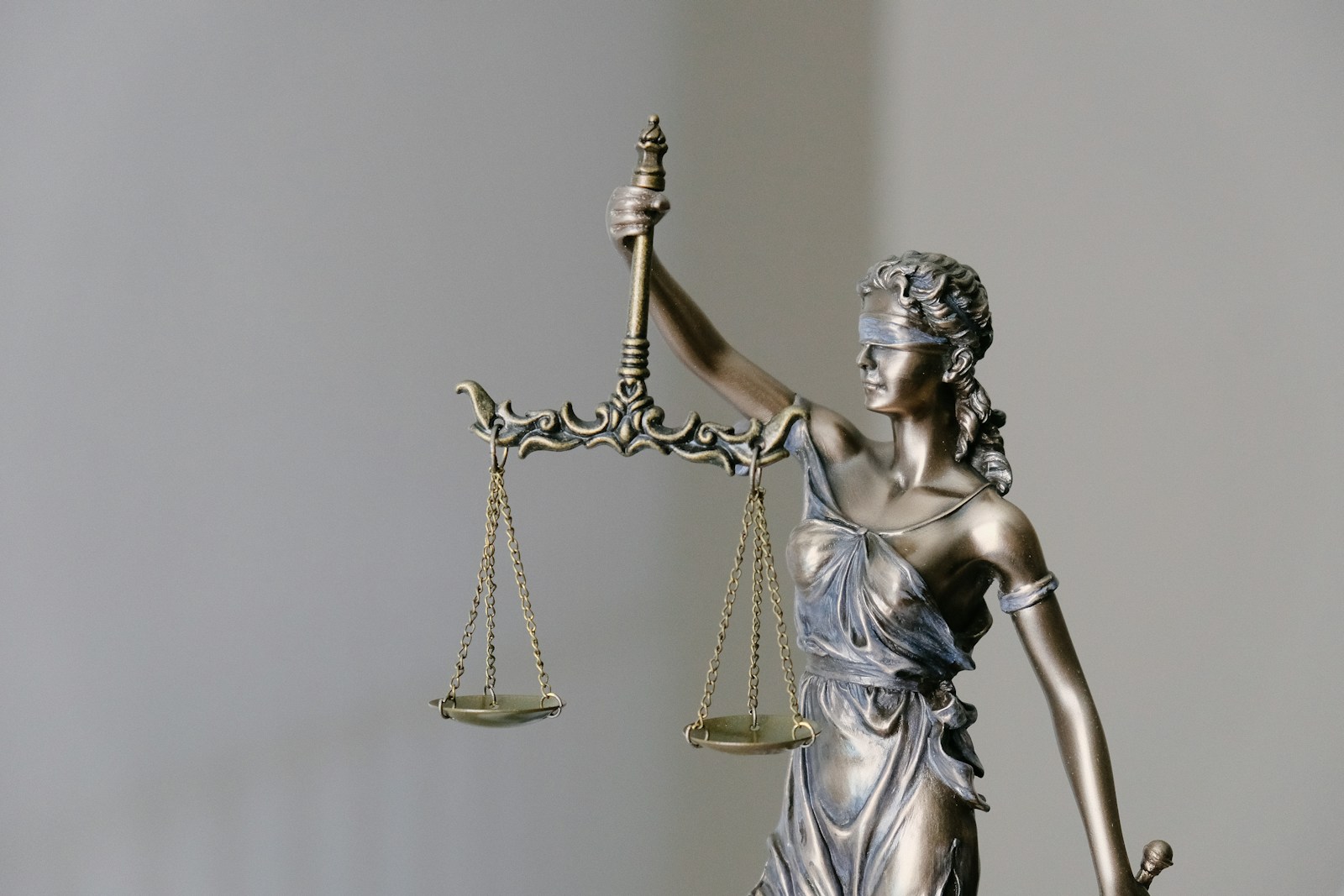 Justitia szobra, a jog és az igazságosság jelképe
